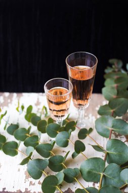 Bir bardak gül şarabı.