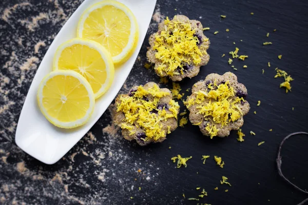 Lemon cupcakes on a black background — Stock Photo, Image