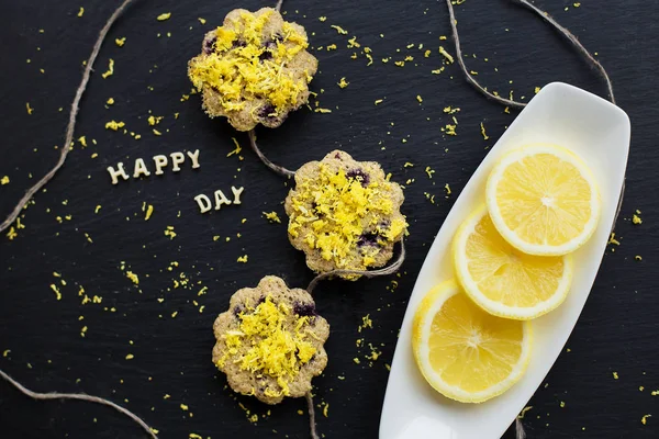 Lemon cupcakes on a black background — Stock Photo, Image