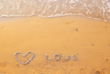 Kum kabuklarında, kalple ve aşkla dolu.