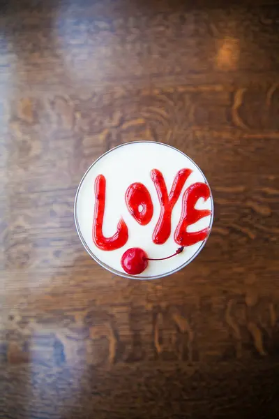 Bela sobremesa com as palavras amor e cerejas, close-up — Fotografia de Stock