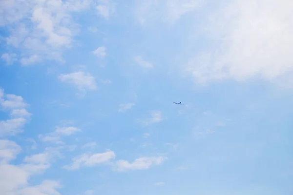 L'aereo vola via in un bellissimo cielo blu — Foto Stock