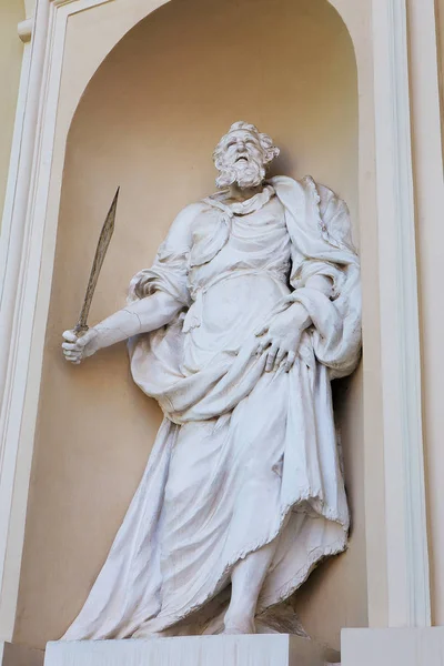 Hermosa escultura antigua en la entrada de la catedral en la Plaza de la Catedral de Vilna Lituania —  Fotos de Stock