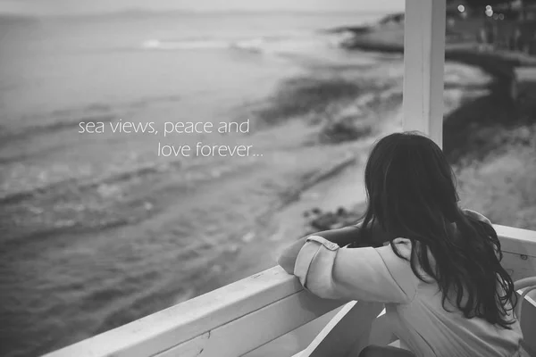 Dívka sedí v kavárně a dívá na moři, krásný večer, černá a bílá — Stock fotografie