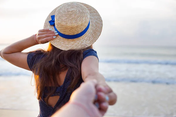 Şapkalı güzel kız bir adam'elini tutar