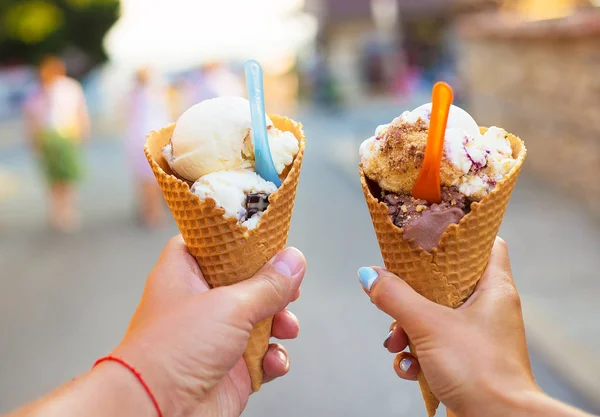 Belle crème glacée brillante avec différentes saveurs dans les mains d'un couple — Photo