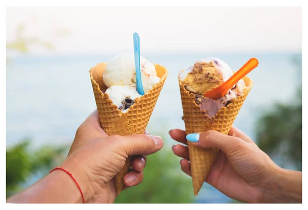 Gyönyörű fényes fagylalt, különböző ízekkel a kezében egy pár — Stock Fotó