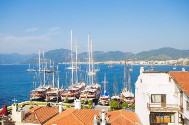 Türkiye: denizin ve Marmaris şehir kaleden görüntüleyin. Türkiye'de popüler bir turistik Marmaris kalesidir