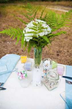 Düğün dekorasyon orman içinde. Rustik töreni.