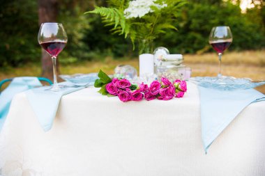 Düğün dekorasyon orman içinde. Rustik töreni.