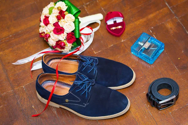 Set of groom clothes. Wedding rings, shoes, cufflinks and bow tie — Stock Photo, Image