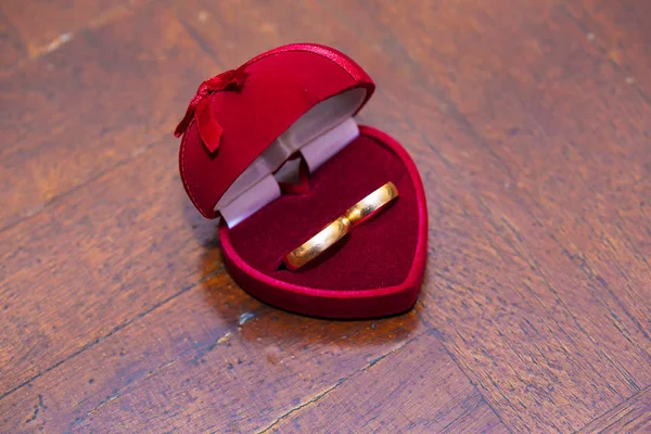 Anillos de boda en una hermosa caja roja —  Fotos de Stock