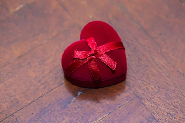 Wedding rings in a beautiful red box — Stock Photo, Image