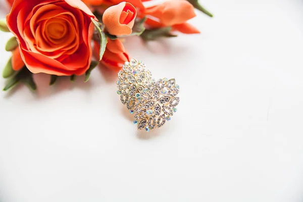Beautiful wedding gold earrings fashion stylish elegant — Stock Photo, Image