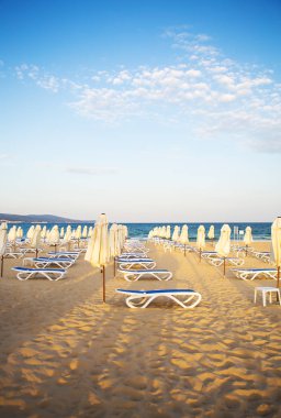 güzel kumsalı şezlonglar - tatil, deniz, Güneş ile