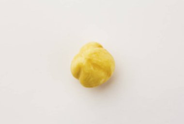 Beyaz arka planda soyulmuş ceviz, yakın plan.