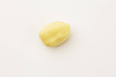 Beyaz arka planda izole edilmiş Macadamia fındıkları