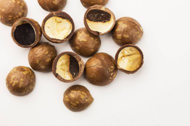 macadamia fıstığı beyaz arka plan üzerinde izole kabuk