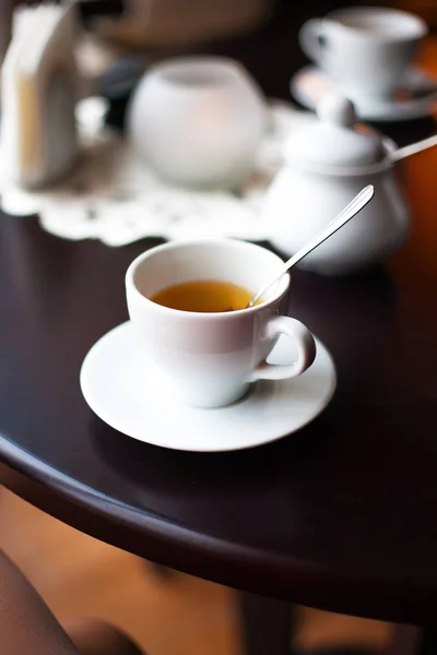 Een mooi koffiehuis in een interessante gezellig ontwerp-op de tafel van een kaars, een kopje thee — Stockfoto
