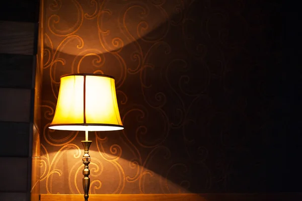 Incluído lâmpada de assoalho vintage antigo e muito bonito no interior — Fotografia de Stock
