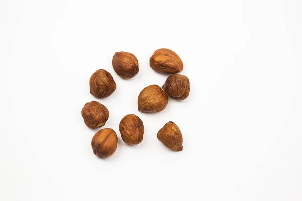Орехи Hazelnuts изолированы на белом фоне — стоковое фото