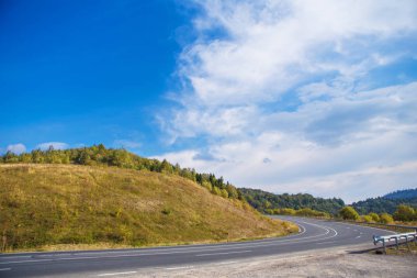 Karpatlar Ukrayna'nın çok güzel sonbahar manzaraları.