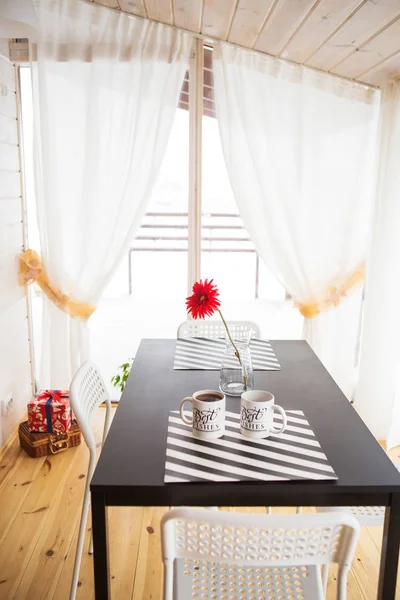 Мбаппе и яркая кухня-студия в скандинавском стиле, яркий дом. Ваза и чашка кофе на столе . — стоковое фото