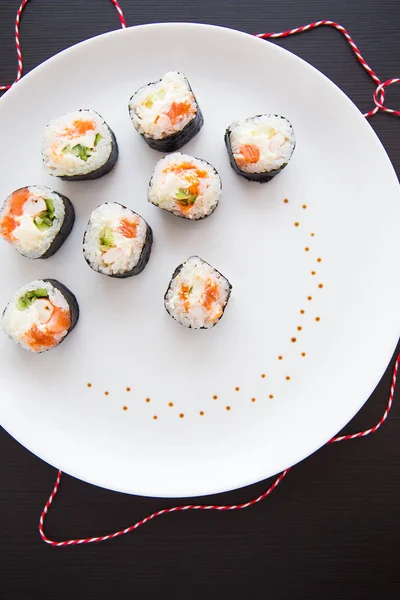 Delicioso Sushi Fresco Plato Blanco Mesa Oscura Primer Plano —  Fotos de Stock