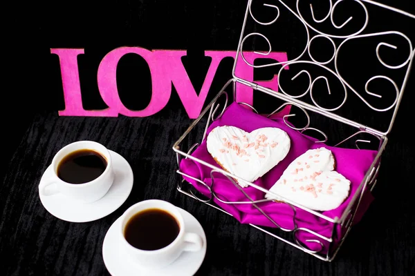 バレンタイン つのカップのコーヒーとハートの形のビスケット — ストック写真