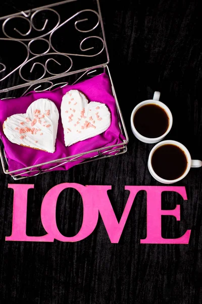 Dwie Filiżanki Kawy Ciasteczka Formie Serca Napis Love Zbliżenie — Zdjęcie stockowe