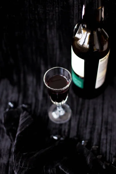 Botella Una Copa Vino Tinto Sobre Fondo Negro — Foto de Stock