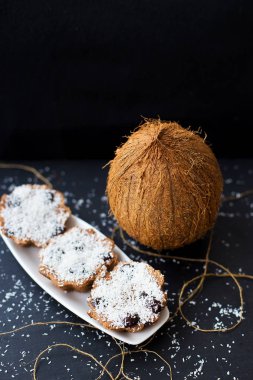 Hindistan cevizli çörekler beyaz tabakta, hindistan cevizli, yakın çekim.