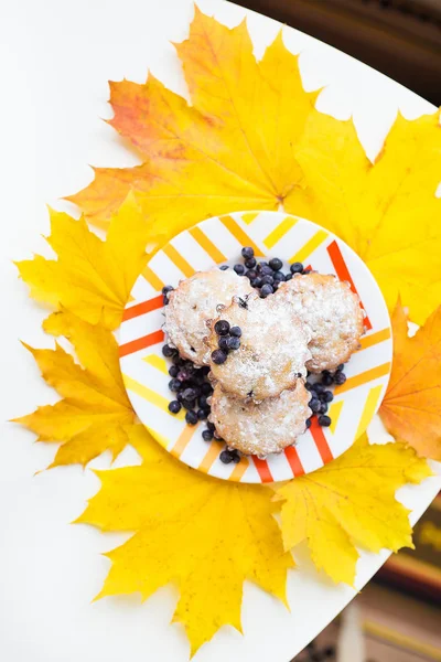 Borůvkové Muffiny Talíři Jasně Žluté Podzimní Listy — Stock fotografie