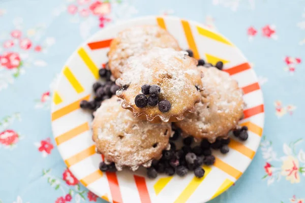 Áfonyás Muffin Tányéron Világos Virágos Ruhán — Stock Fotó