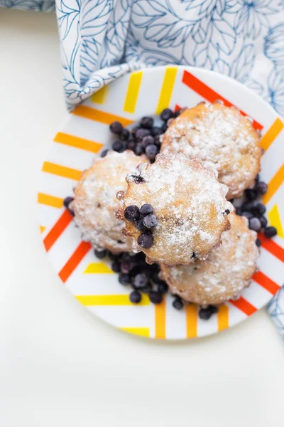 Áfonyás Muffin Tányéron Világos Virágos Ruhán — Stock Fotó