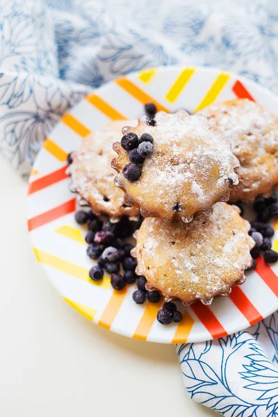 Lemez Világos Virágos Szalvétára Közeli Áfonyás Muffin — Stock Fotó