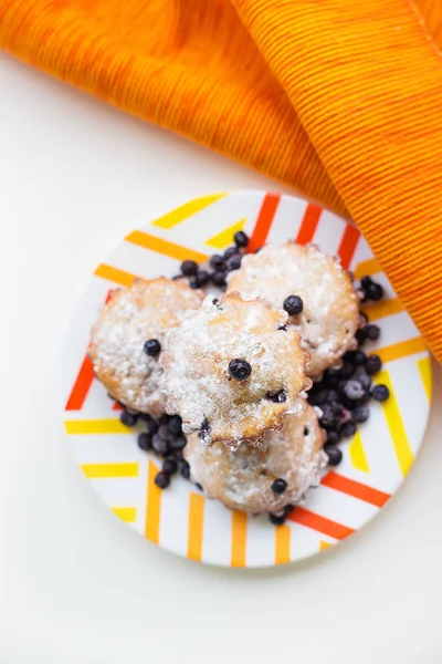Muffins Arándano Una Servilleta Plato Naranja Brillante Primer Plano — Foto de Stock