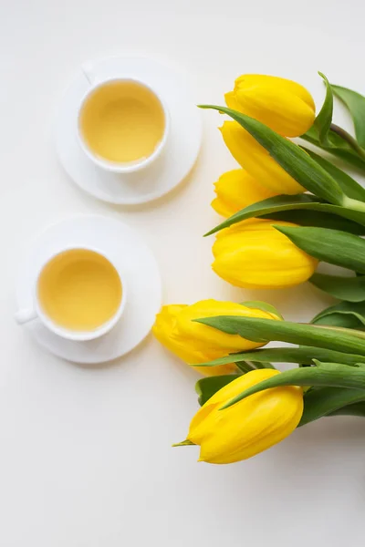 Hermosos Tulipanes Amarillos Dos Tazas Verde Primavera —  Fotos de Stock