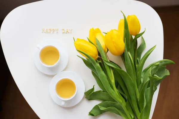 Hermosos Tulipanes Amarillos Mesa Inscripción Feliz Día —  Fotos de Stock