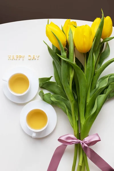 Mooie Gele Tulpen Tafel Inscriptie Gelukkige Dag — Stockfoto