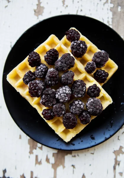 Waffles Belgas Com Amora Preta Uma Mesa Madeira Velha — Fotografia de Stock