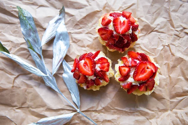 Mooie Cupcakes Met Aardbeien Samen Met Een Tak Kraftpapier — Stockfoto