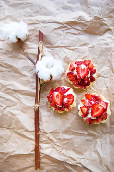 Schöne Und Helle Cupcakes Mit Erdbeeren Köstlich Und Einfach — Stockfoto