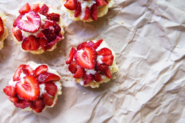 Mooie Lichte Cupcakes Met Aardbeien Heerlijk Eenvoudig — Stockfoto
