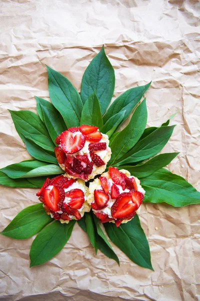 Schöne Und Helle Cupcakes Mit Erdbeeren Liegen Auf Grünen Blättern — Stockfoto