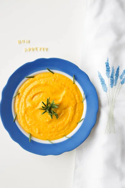 Pumpkin Soup Blue Plate Napkin Flowers — Stock Photo, Image