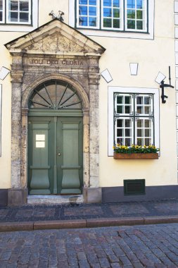 Letonya 'nın Riga şehrinde çok güzel yeşil eski kapılar.