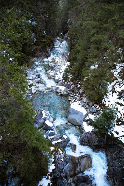 Schöner wasserfall wodogrzmoty mickiewicza in polnischer tatra in der nähe von zakopane im polen. — Stockfoto