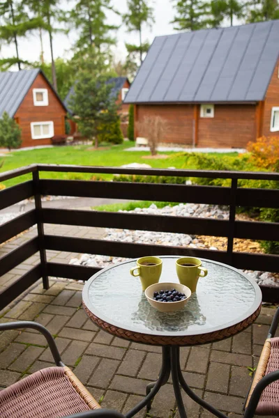 Två koppar kaffe på bordet på gatan. Terrass, semester, berg, skog. — Stockfoto