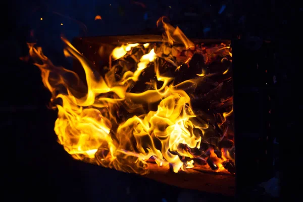 Burning firewood in the grill, preparation for the frying of meat, close-up — Stock Photo, Image